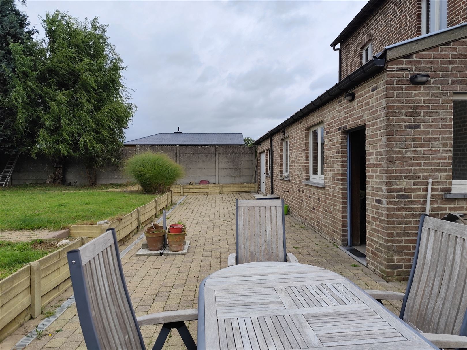 Woning met garage en tuin. foto 4