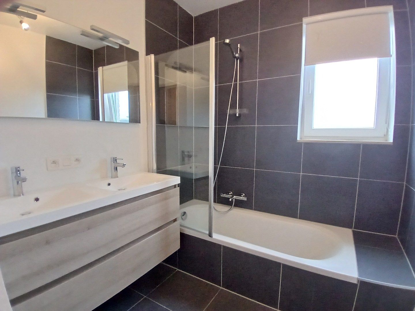 Lichtrijk 2-slpk app met ondergrondse staanplaats foto 9