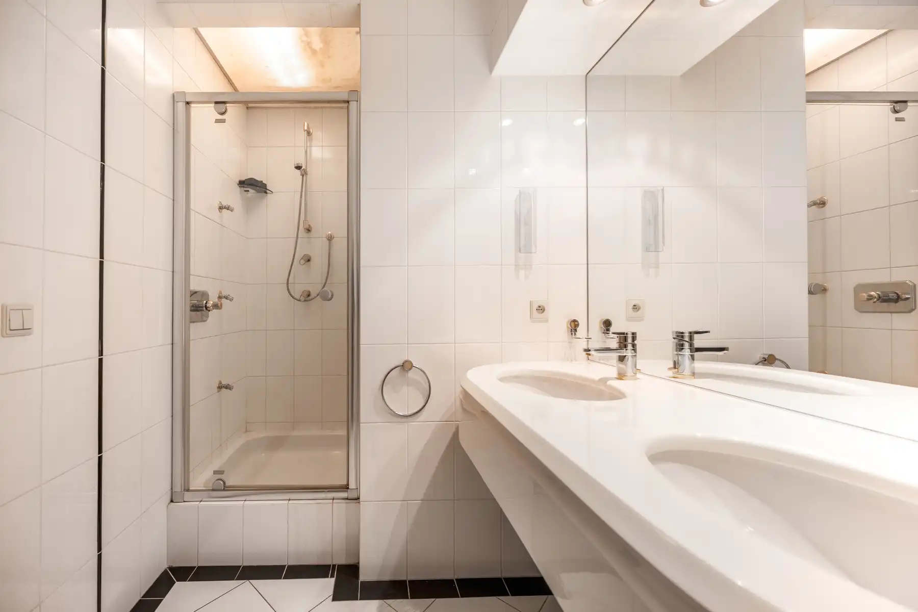 Unieke villa met 4 slpks, 3 bdks, riante garage & guesthouse foto 27