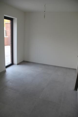 Energiezuinig (E48) gelijkvloers appartement, Kerkplein 4, midden in het centrum van Kortessem en voorzien van alle modern komfort: lift naar de garage, cv op aardgas, aluminium ramen met dubbel glas, ingerichte keuken met keramische kookplaat, vaatwasser, oven en koelkast. Berging, apart toilet, 3 slaapkamers, badkamer met inloopdouche en dubbele wastafel, ruim zuid-westelijk georiënteerd terras + kleine privé tuin aan de achterkant, dubbele garagestandplaats, kelderberging. Het appartement is  foto 19