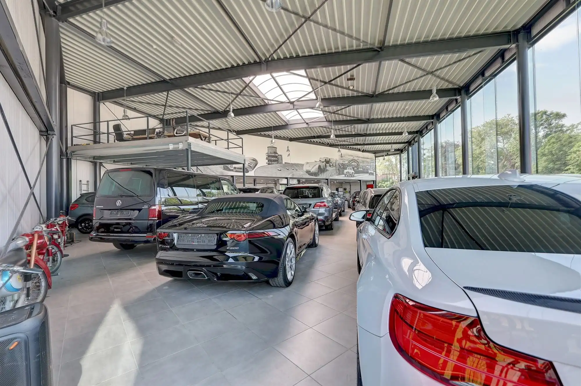 Zeer ruime showroom op een mooie zichtlocatie foto 4