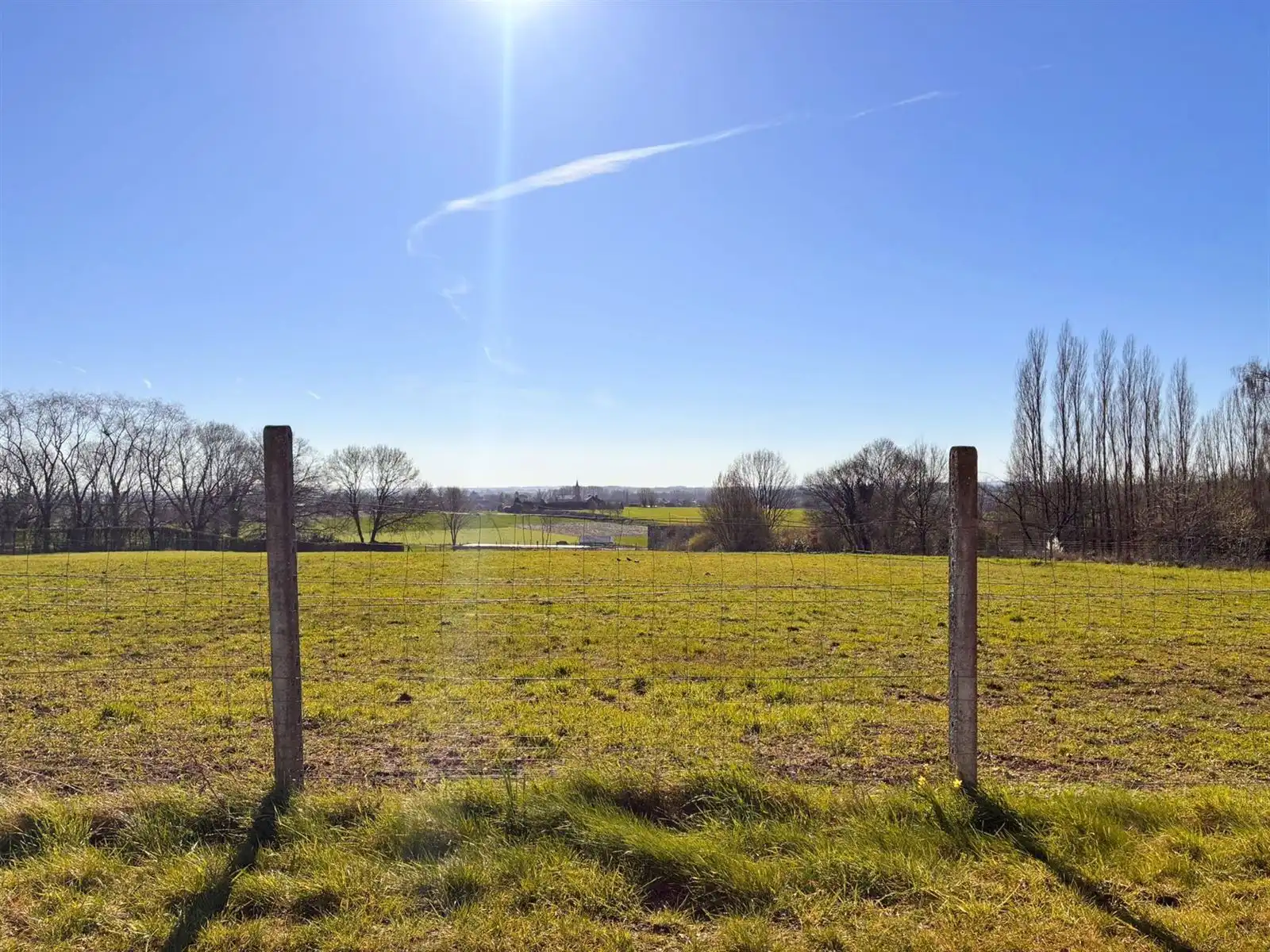 Lichtrijk huis met garage en koer foto 27