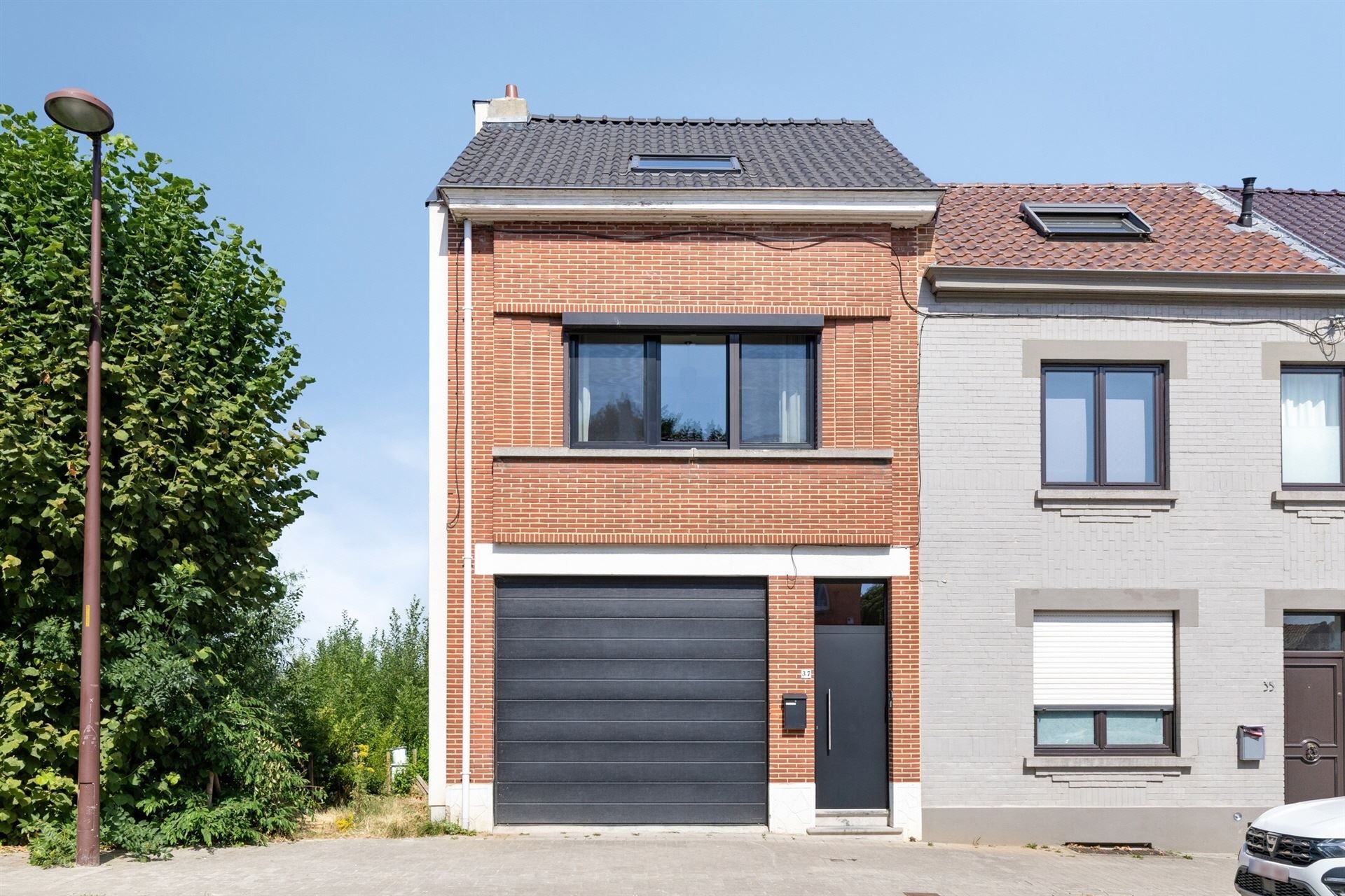 Gerenoveerde 3-gevelwoning (4 slpks.) met terras, tuin & garage foto {{pictureIndex}}