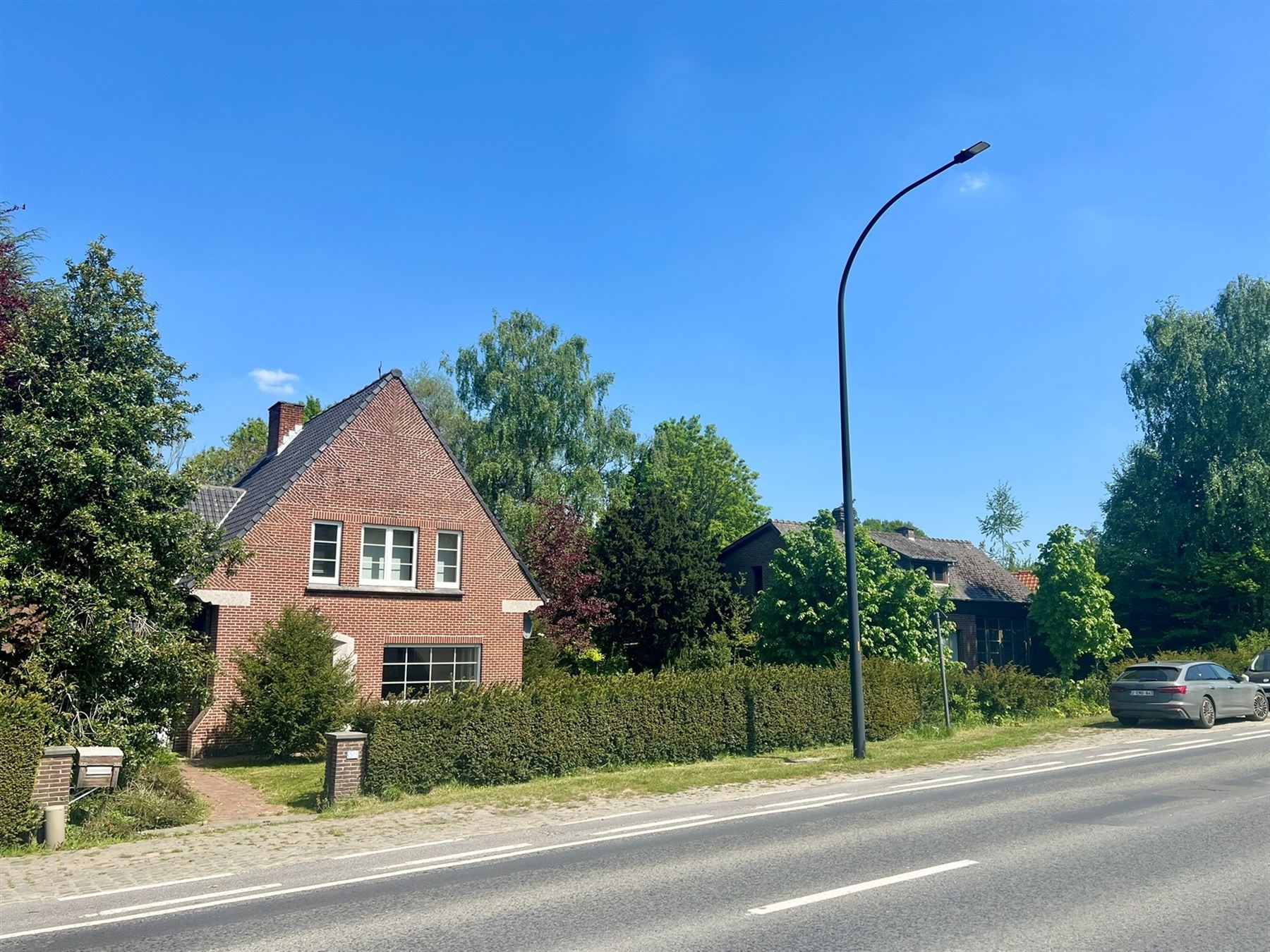 Hoofdfoto van de publicatie: Ruime eigendom met woning, atelier en uitbreidingspotentieel 