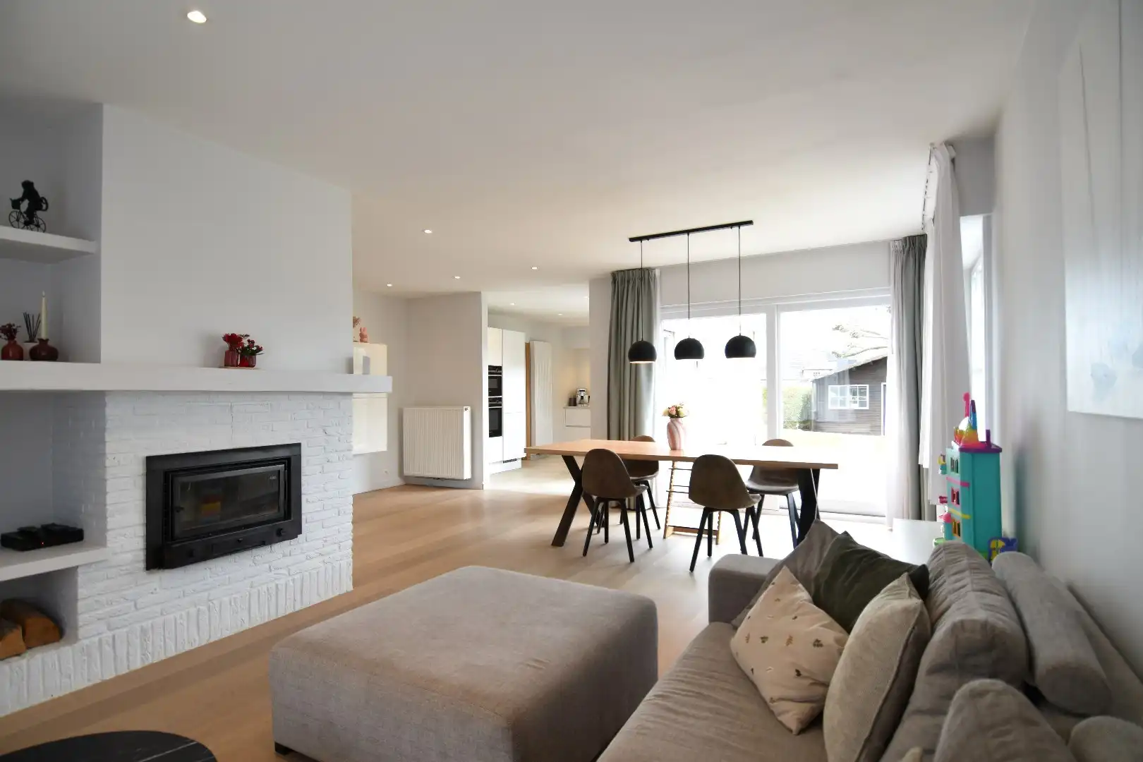 Instapklare woning met 3 slaapkamers, garage en een mooi stukje tuin te koop in residentiële wijk te Aalbeke foto 10