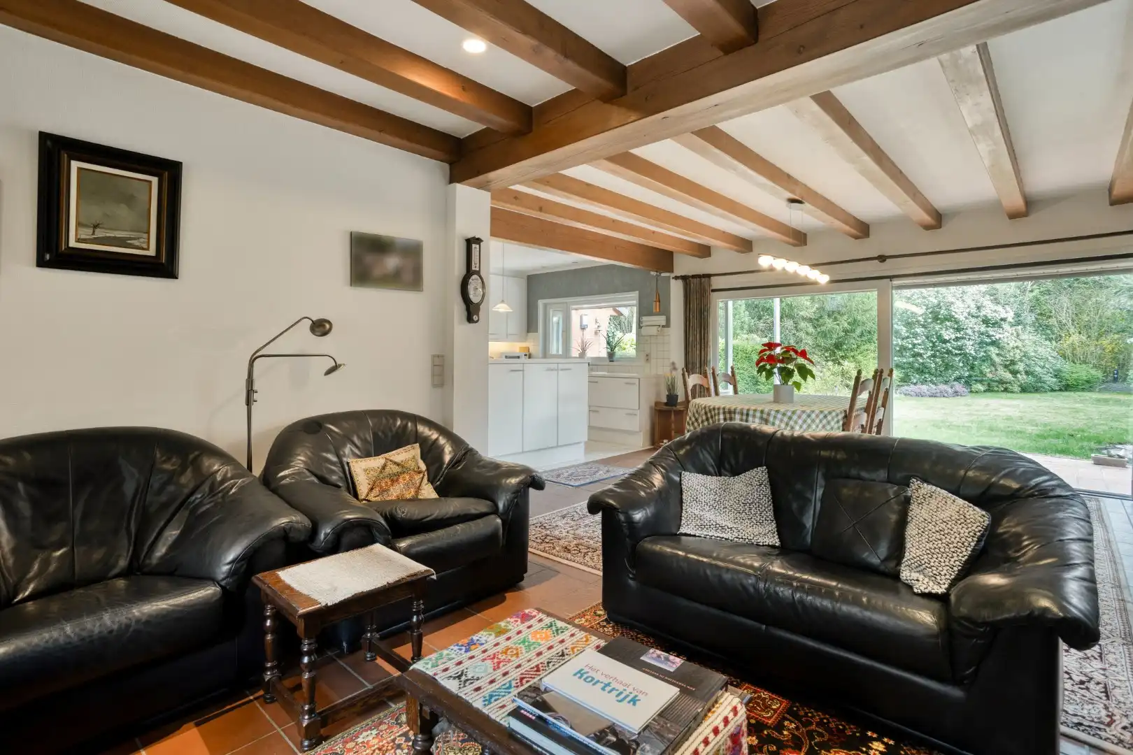 Alleenstaande woning met 2 slaapkamers, garage en grote tuin - verscholen in het groen. foto 8