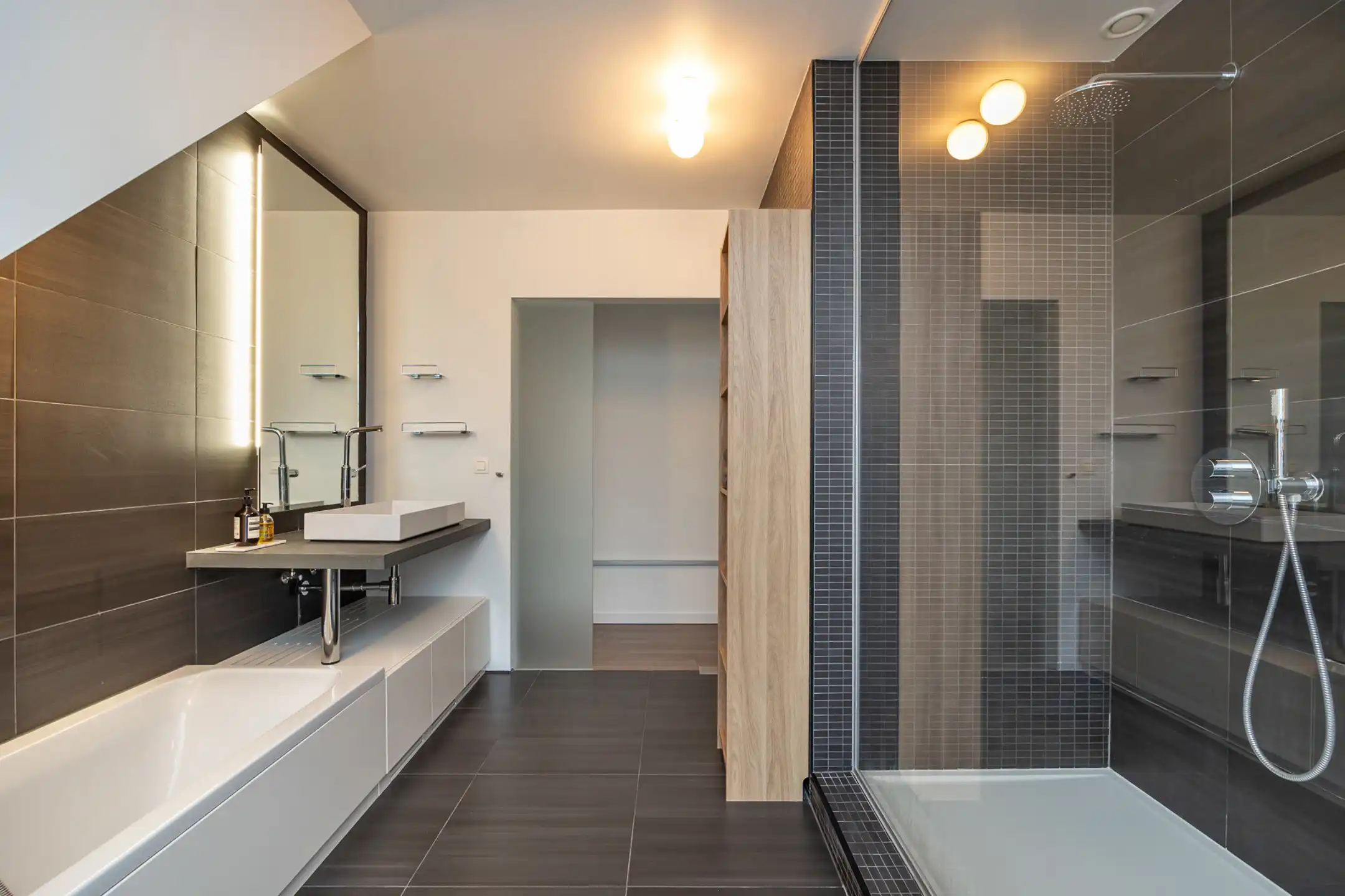 Knap dakappartement met fantastisch terras + garagebox foto 18