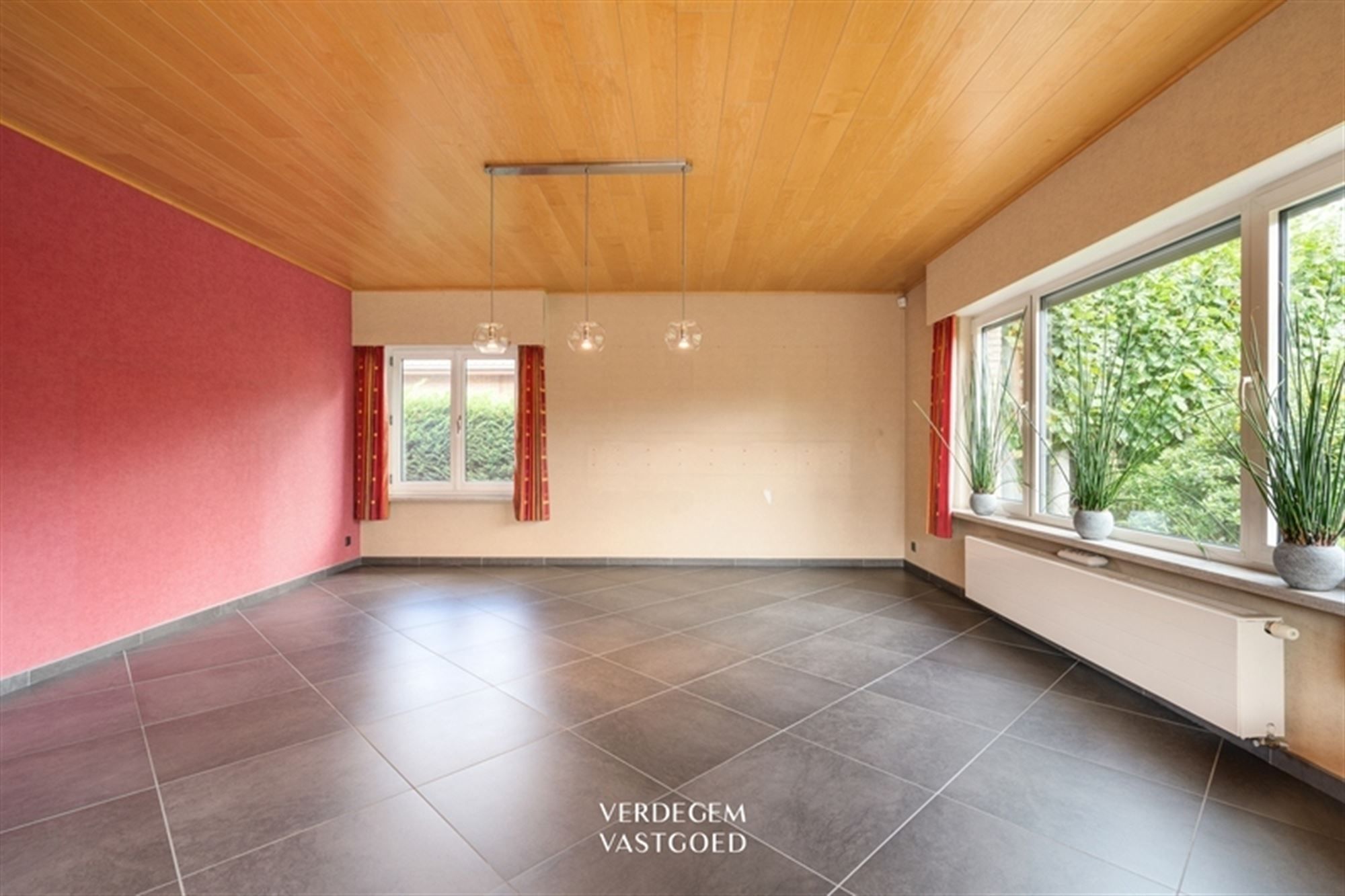 Bungalow met 4 slaapkamers en 2 garages op perceel van 1.029m² foto 4
