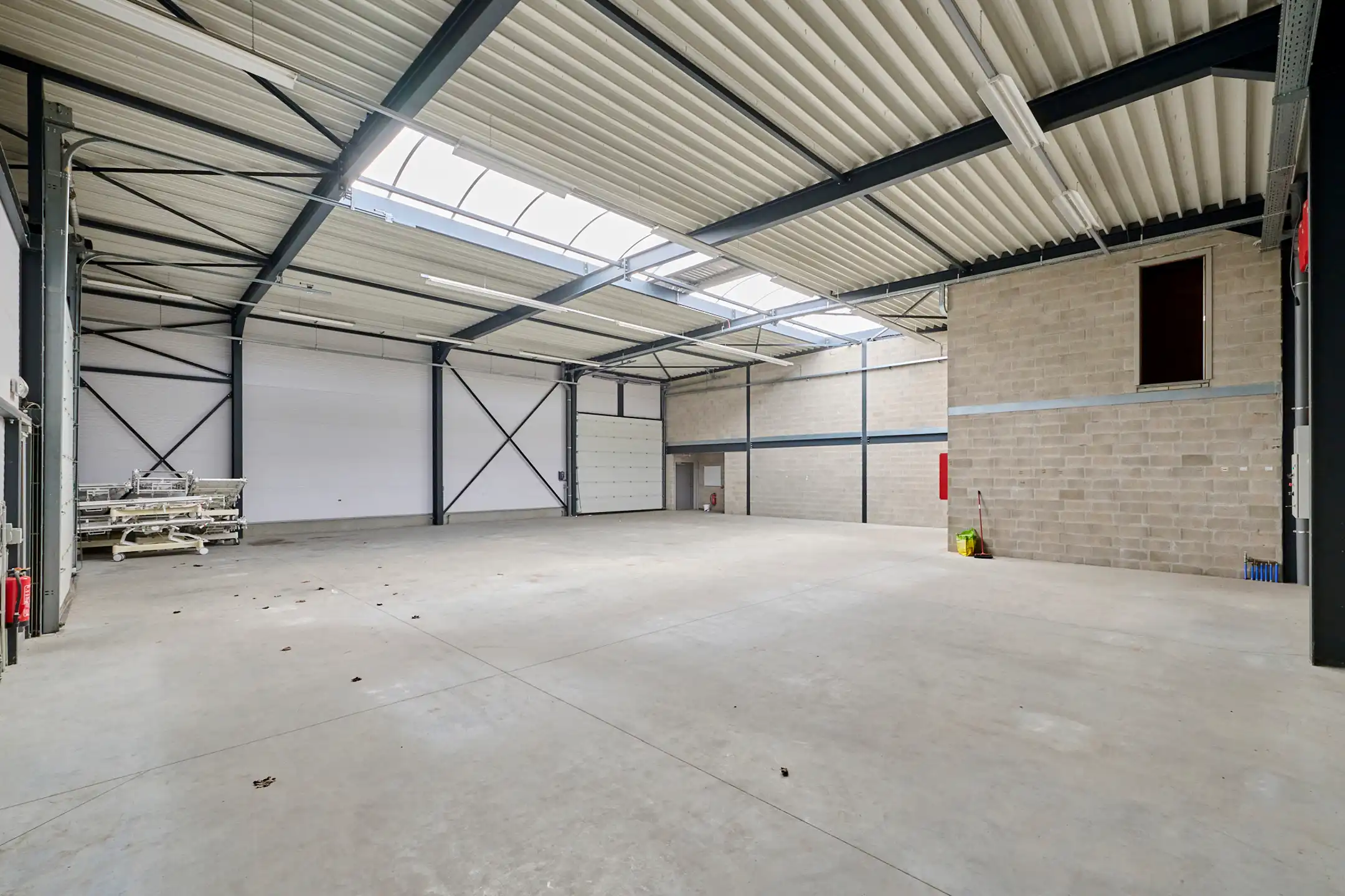 BEDRIJFSGEBOUW MET APPARTEMENT EN BUITENTERREIN foto 4