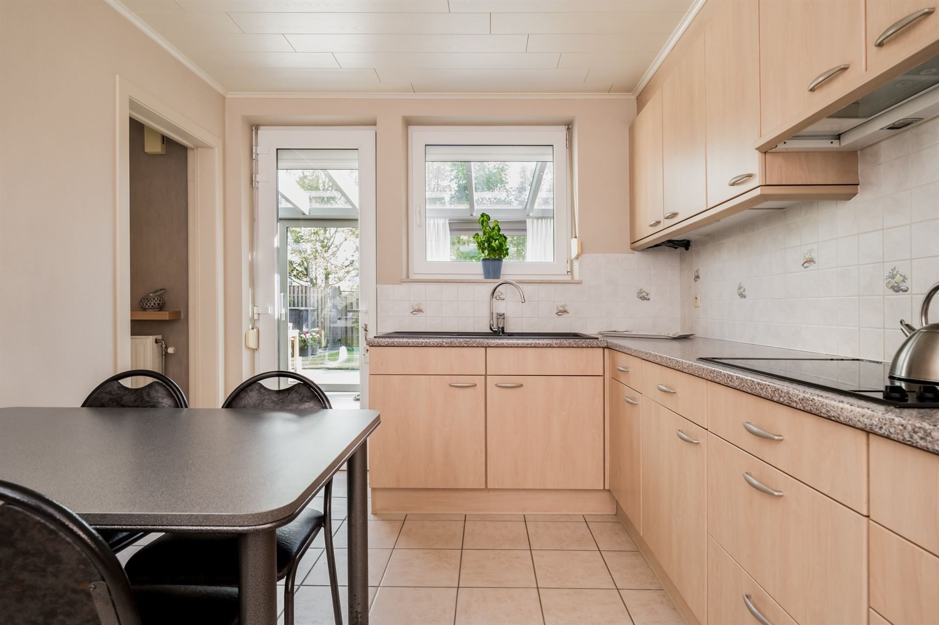 Rustig gelegen gezinswoning met 3 slpks en tuin. foto 10