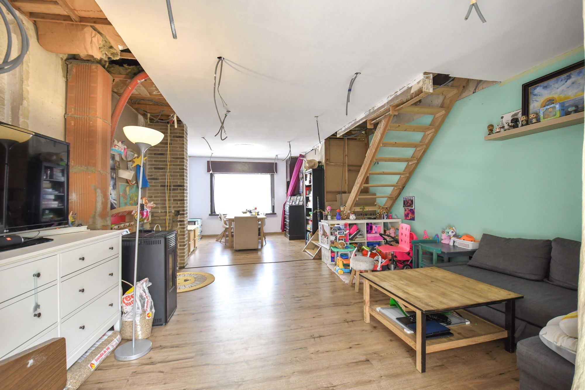 Gezinswoning met 3 slaapkamers, diepe tuin en enorm veel potentieel. foto 9