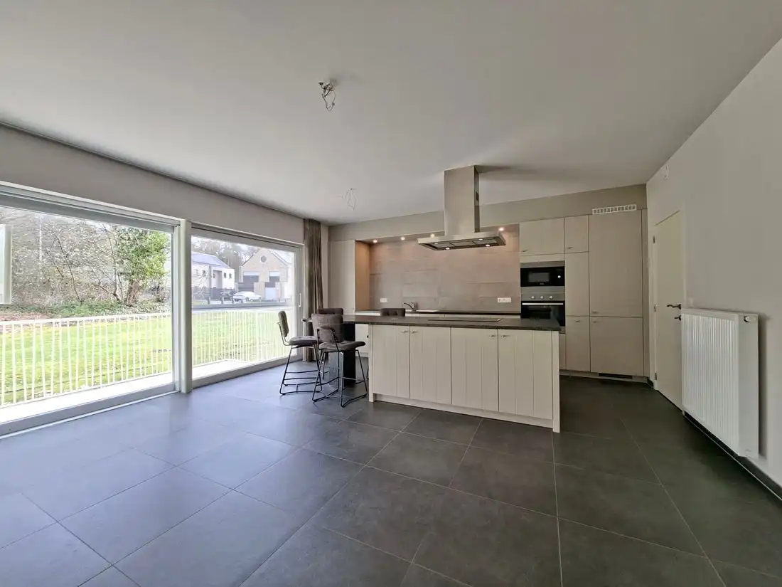 Modern en stijlvol gelijkvloers appartement net buiten Genk centrum foto 7