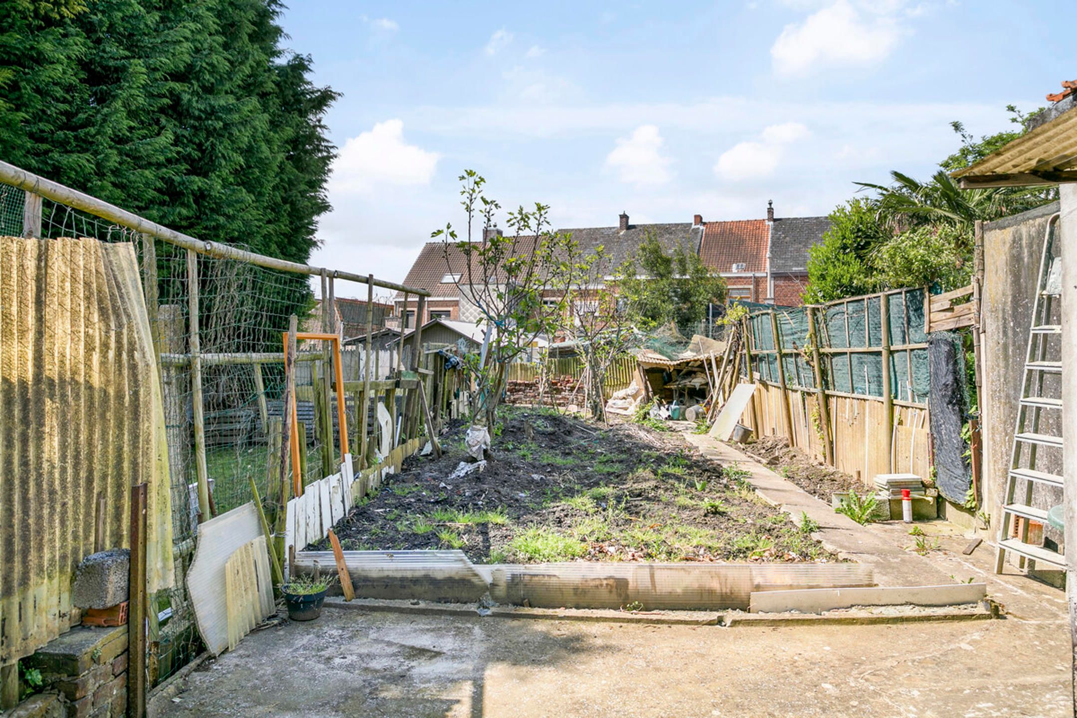 Verassend grote woning gelegen langs een invalsweg. foto 16