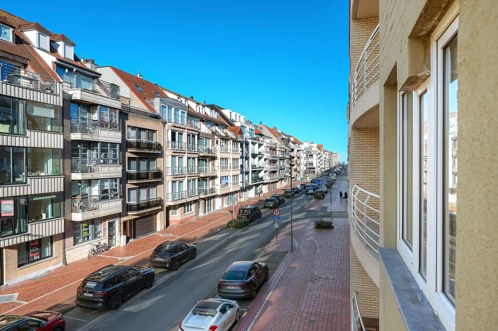 Instapklaar appartement gelegen op een centrale ligging te Knokke, vlakbij de winkels en de zee. foto 10