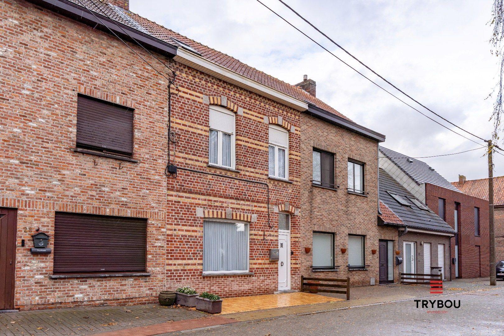Hoofdfoto van de publicatie: Gezinswoning met tuin, garage én uitweg in hartje Ieper