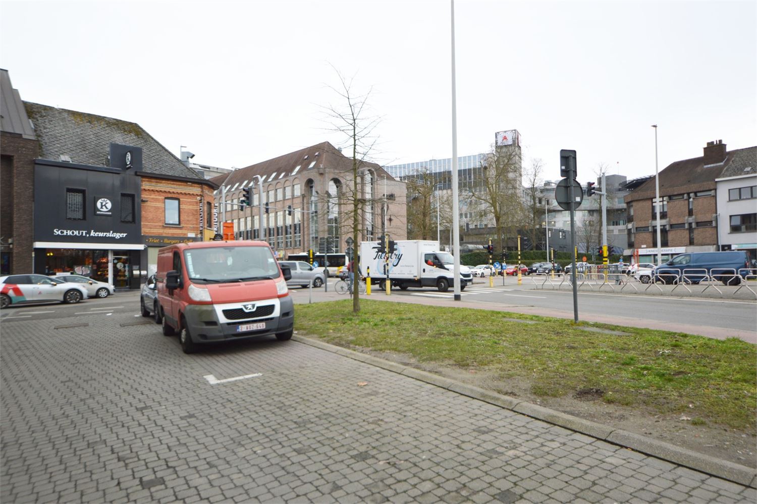 MODERN COMMERCIEEL GELIJKVLOERS 400 M2 OPTIONELE PARKING foto 22