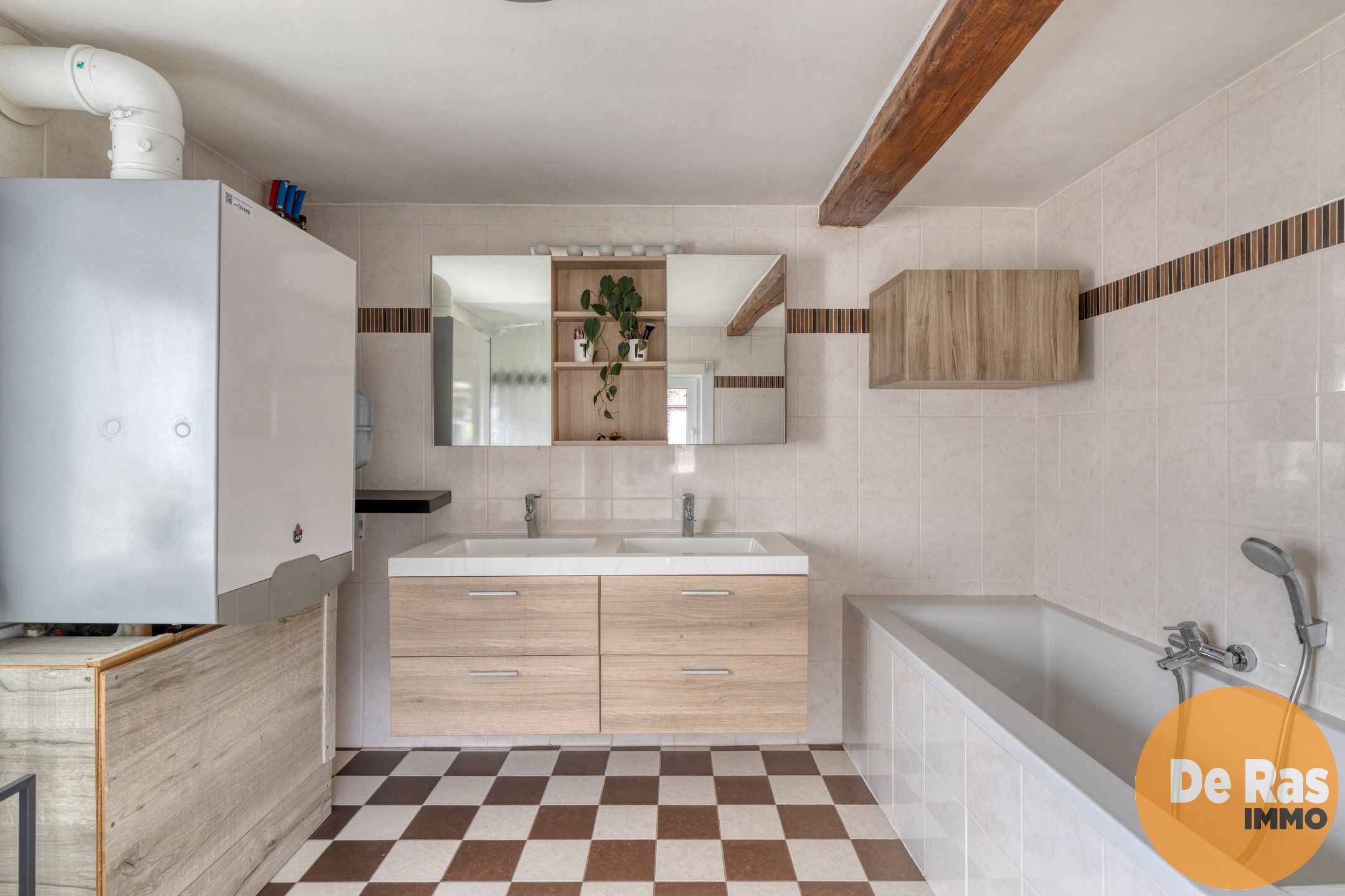 BURST - Instapklare woning met bijgebouw en ruime tuin foto 11