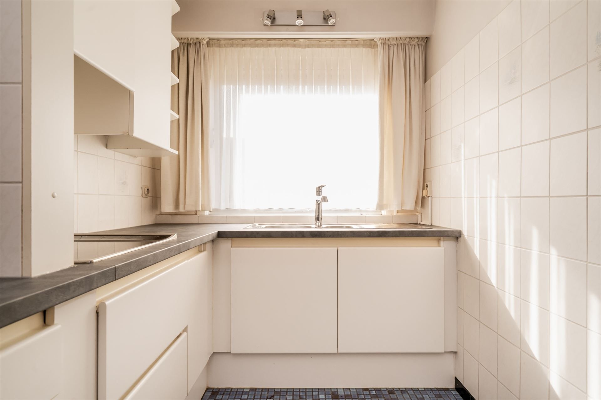 Gelijkvloers app met 2 slpk, terras en garage (€ 25.000) foto 6