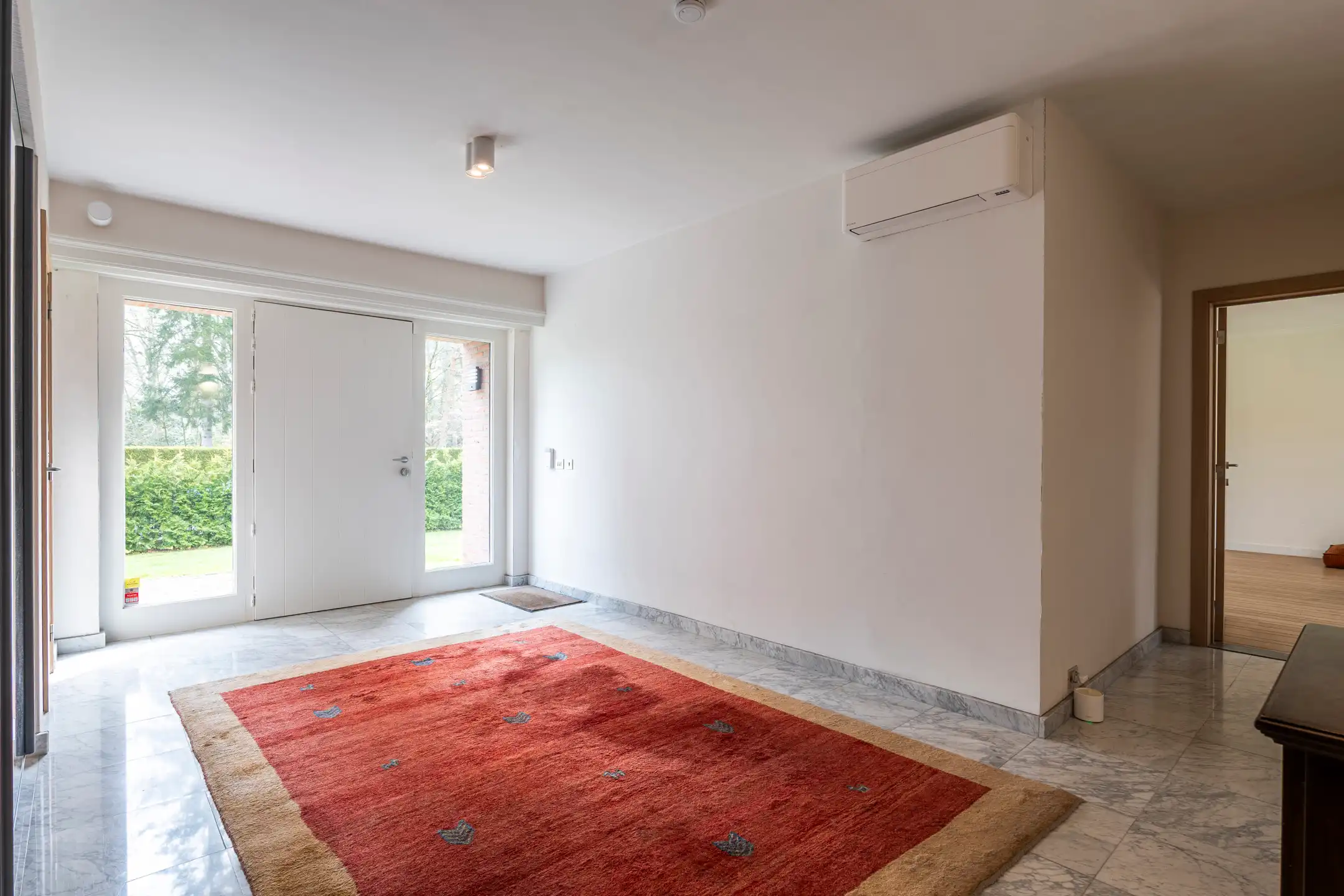 Ruime, recent gerenoveerde villa met 5 slpks op 2.430 m² foto 2