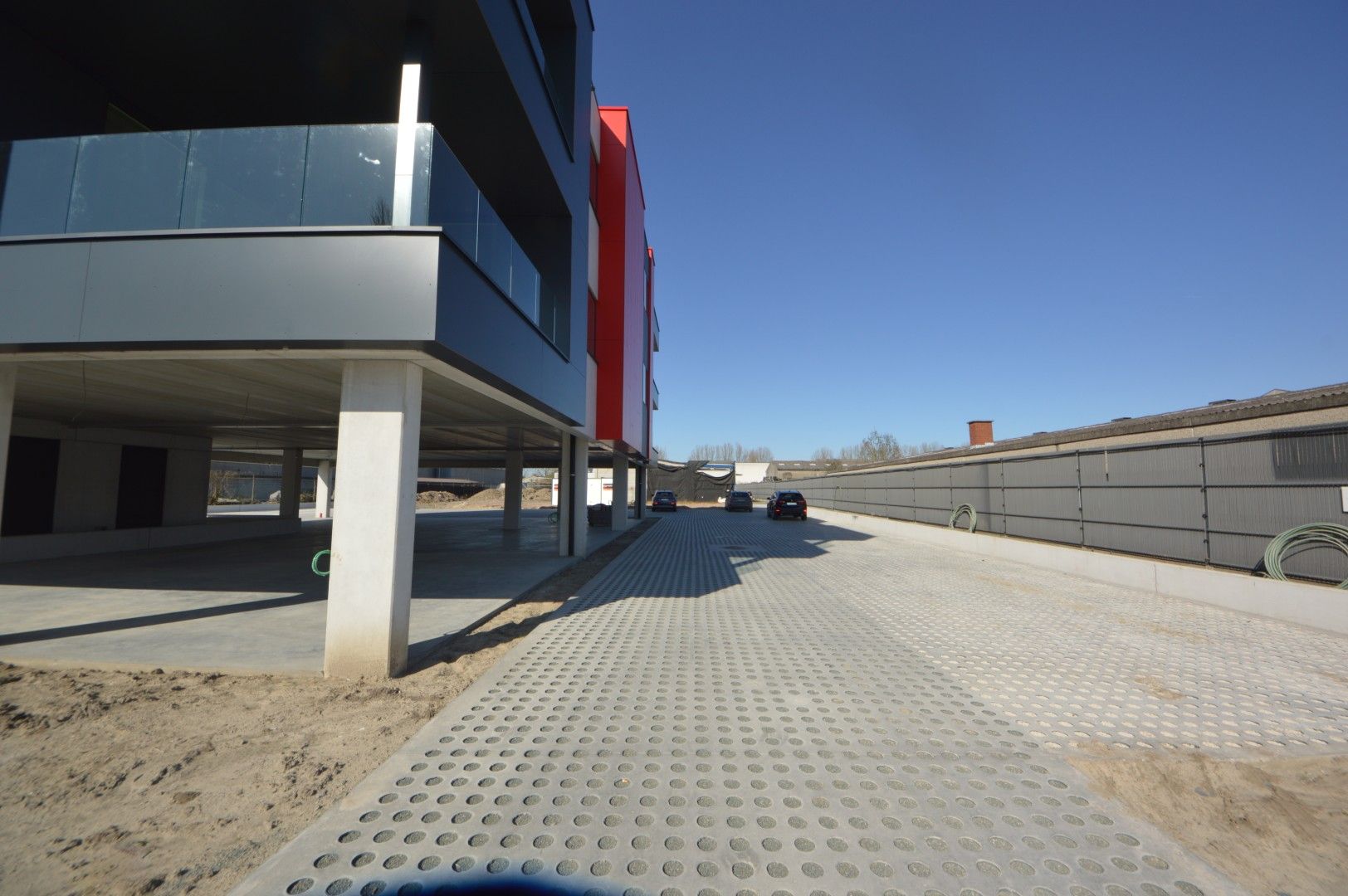 NIEUWBOUWKANTOREN MET PARKING NABIJ E40 foto 12