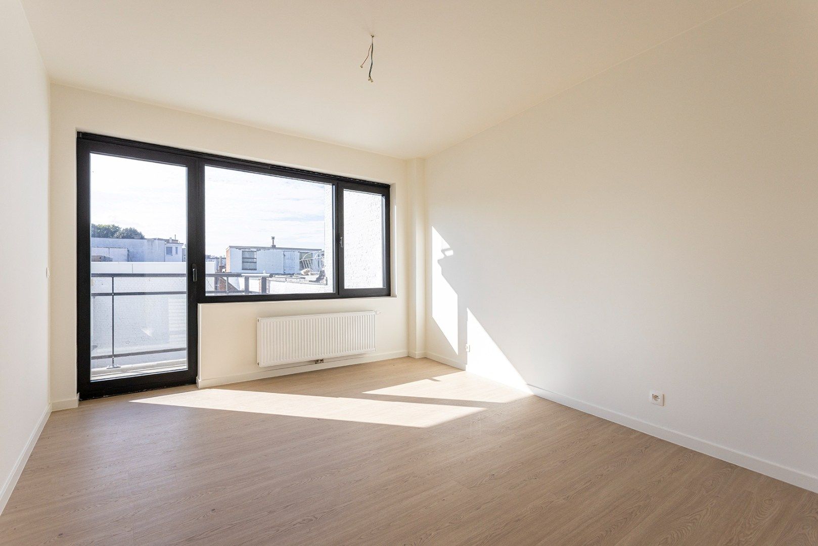 Volledig gerenoveerd (vernieuwbouw) 3-slaapkamer appartement met terras! foto 12
