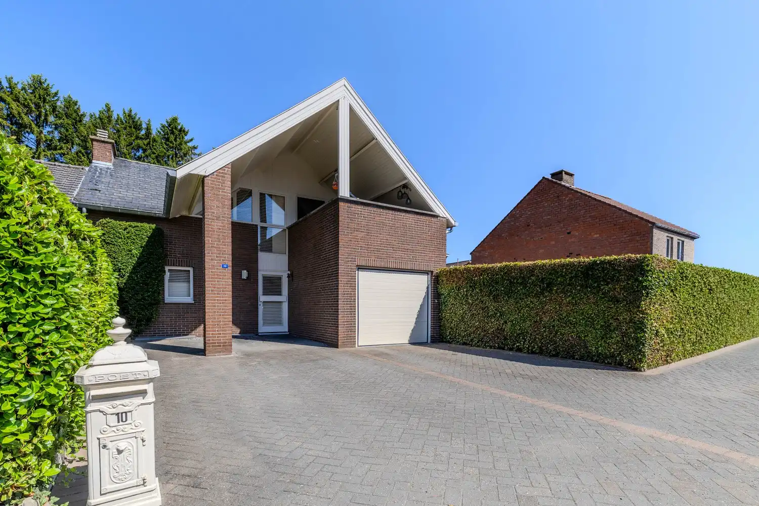 Charmante woning met 3 slaapkamers, terras en inpandige garage in het gezellige Rekem foto 2