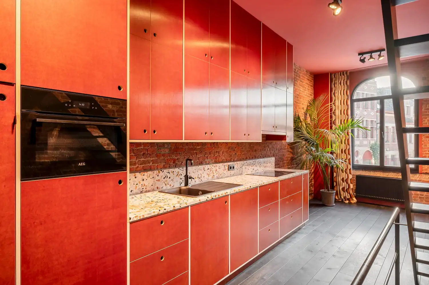 Karaktervolle erfgoedwoning op topligging tegenover de Sint-Gummaruskerk. foto 18