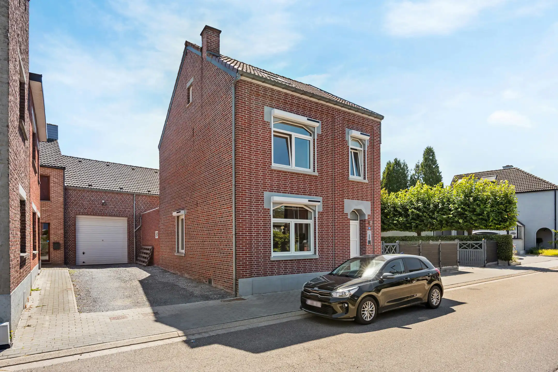 Gerenoveerde gezinswoning + werkplaats / garage foto 2