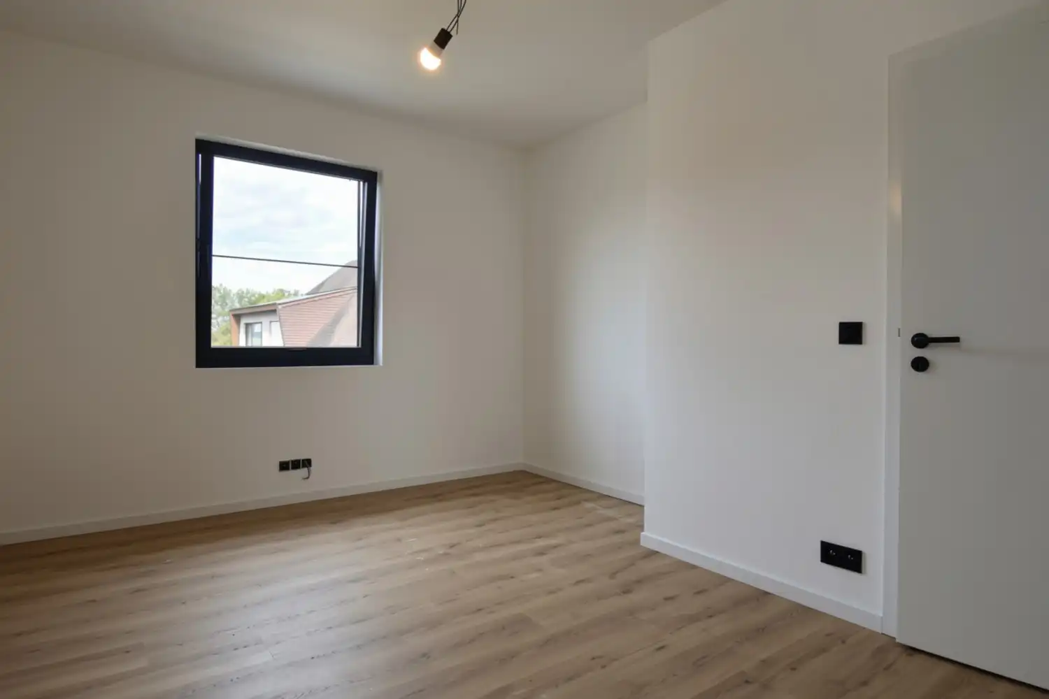 Ruime nieuwbouwwoning met 4 slaapkamers, garage en tuin nabij het centrum van Sint-Pieters-Leeuw foto 8