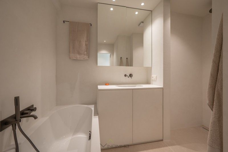 Lichtvolle, instapklare penthouse met drie volwaardige slaapkamers, meerdere terrassen en een open zicht op La Réserve en het Casinoplein. foto 14