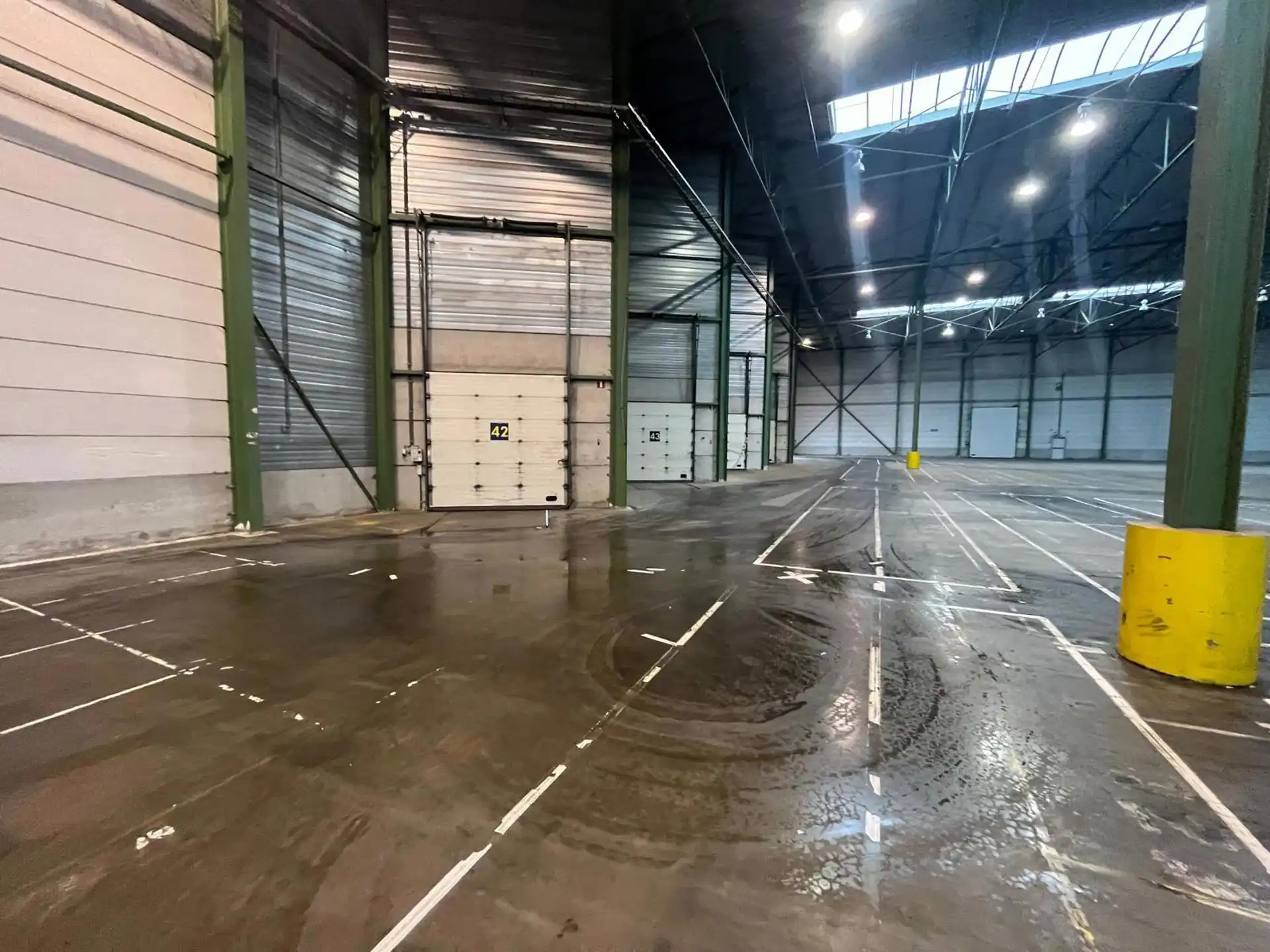 Ca. 8.625m² en 8.625m² magazijnruimten, met los- en laadkades, te huur langs de Noorderlaan.   foto 7