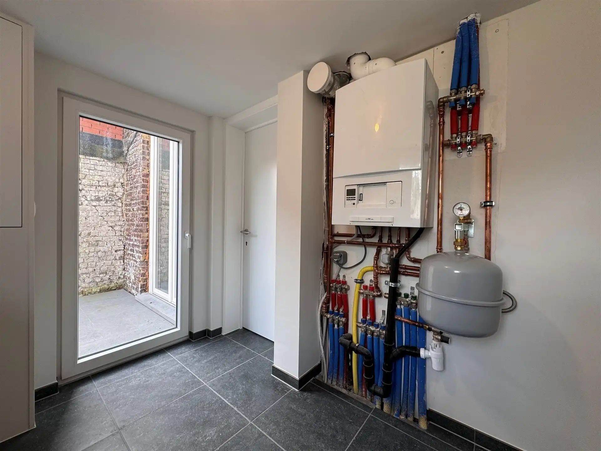 Gunstig gelegen woning met 4 slaapkamers en tuin. foto 17