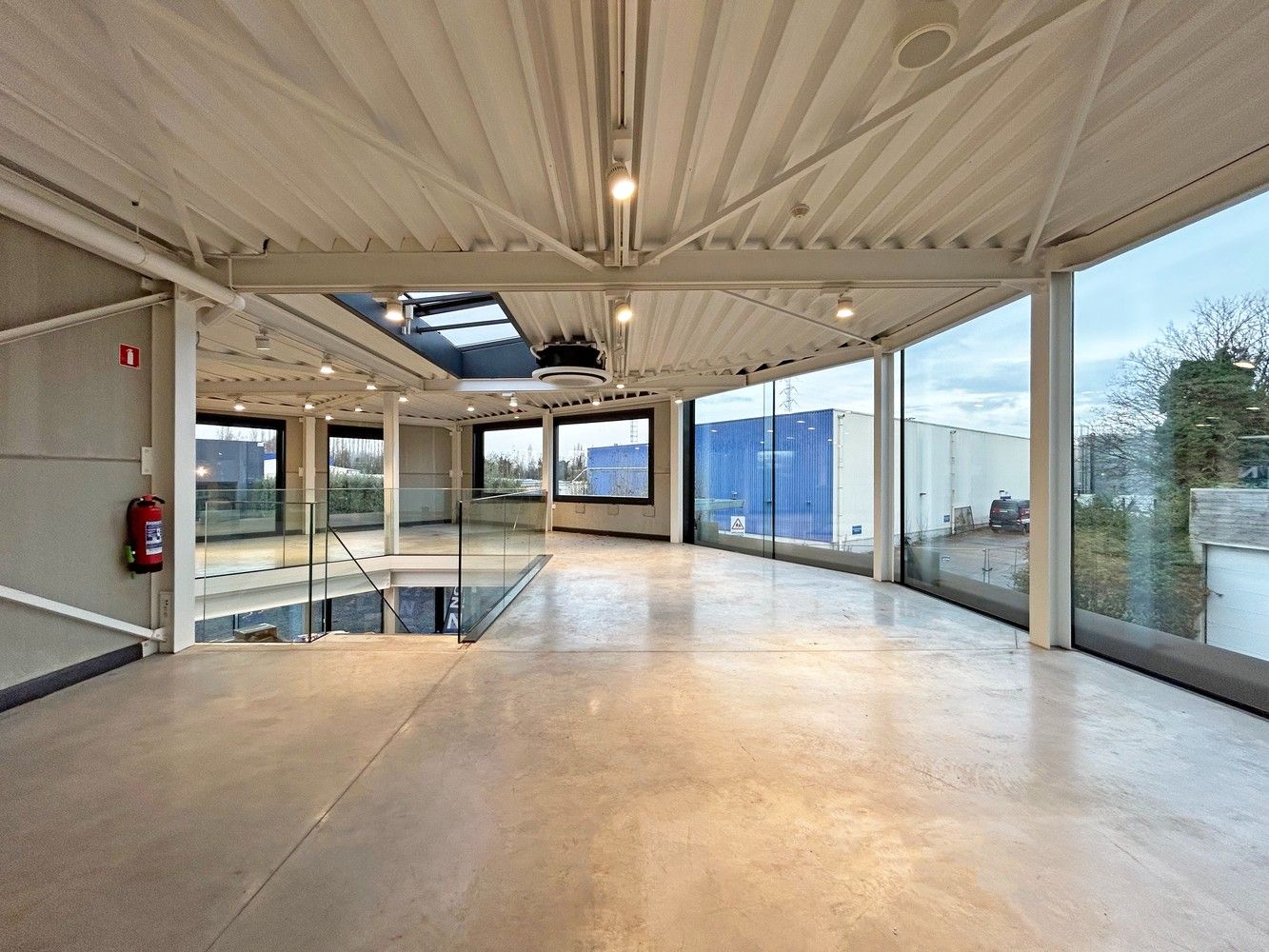 Modern en lichtrijk handelspand/kantoor met magazijn (300m²) te huur in Wijnegem! foto 7
