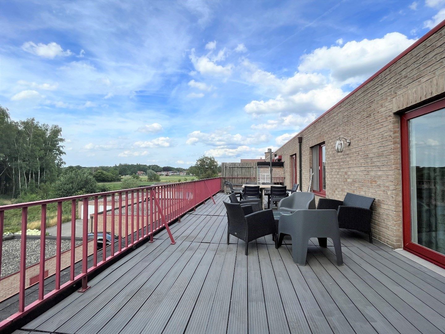 Riant dakappartement met terras en garage foto 16
