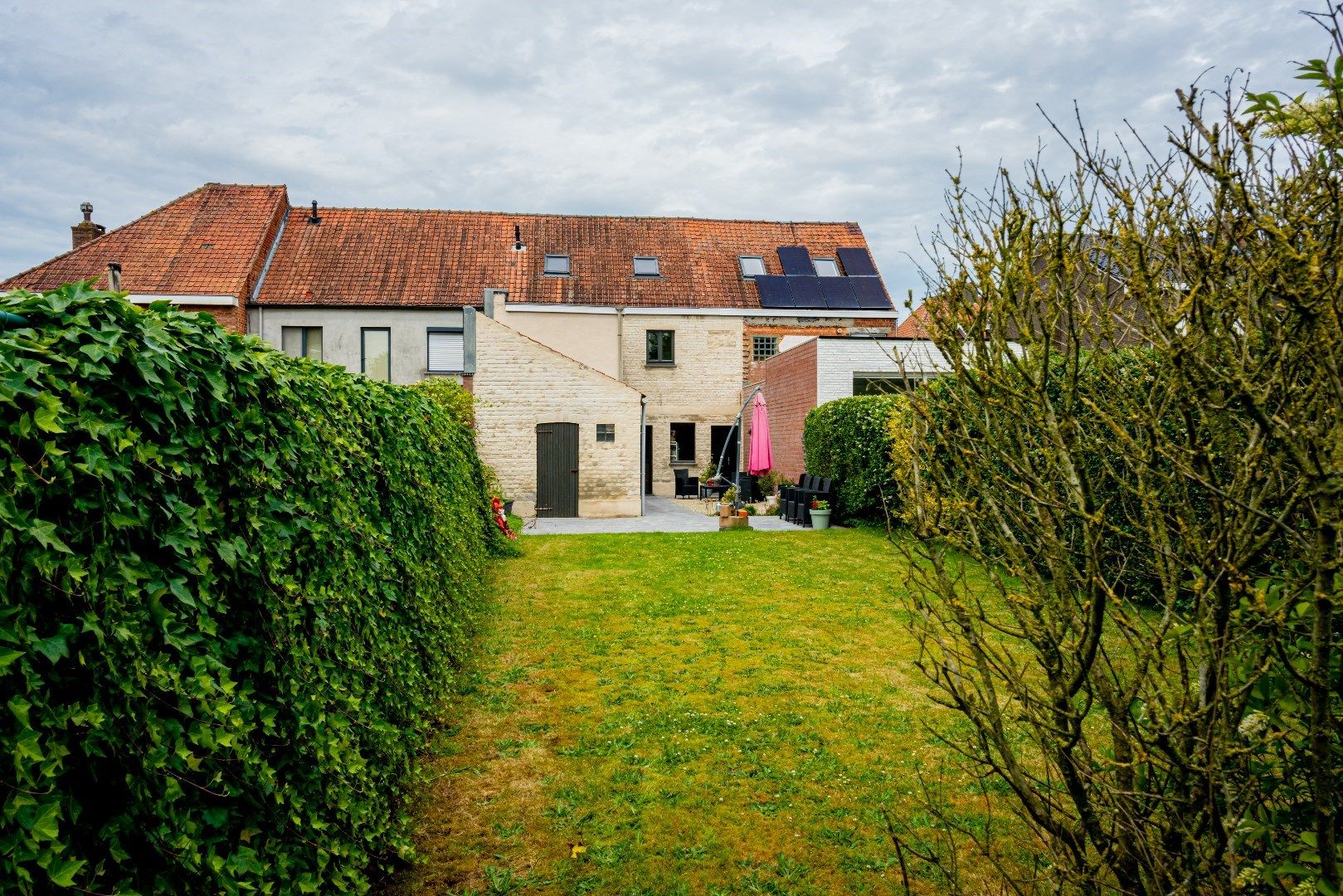 Rijwoning met 3 slaapkamers, garage en tuin in het hartje van Bassevelde foto 4