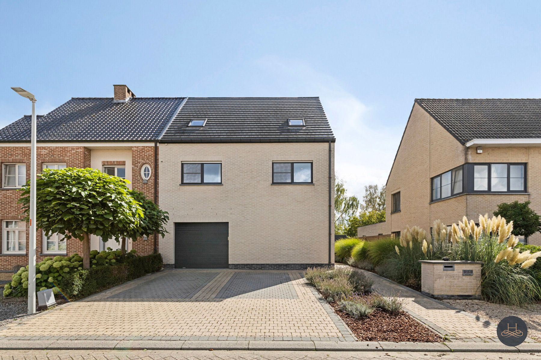 Ruime instapklare gezinswoning met zonnepanelen & airco foto 2
