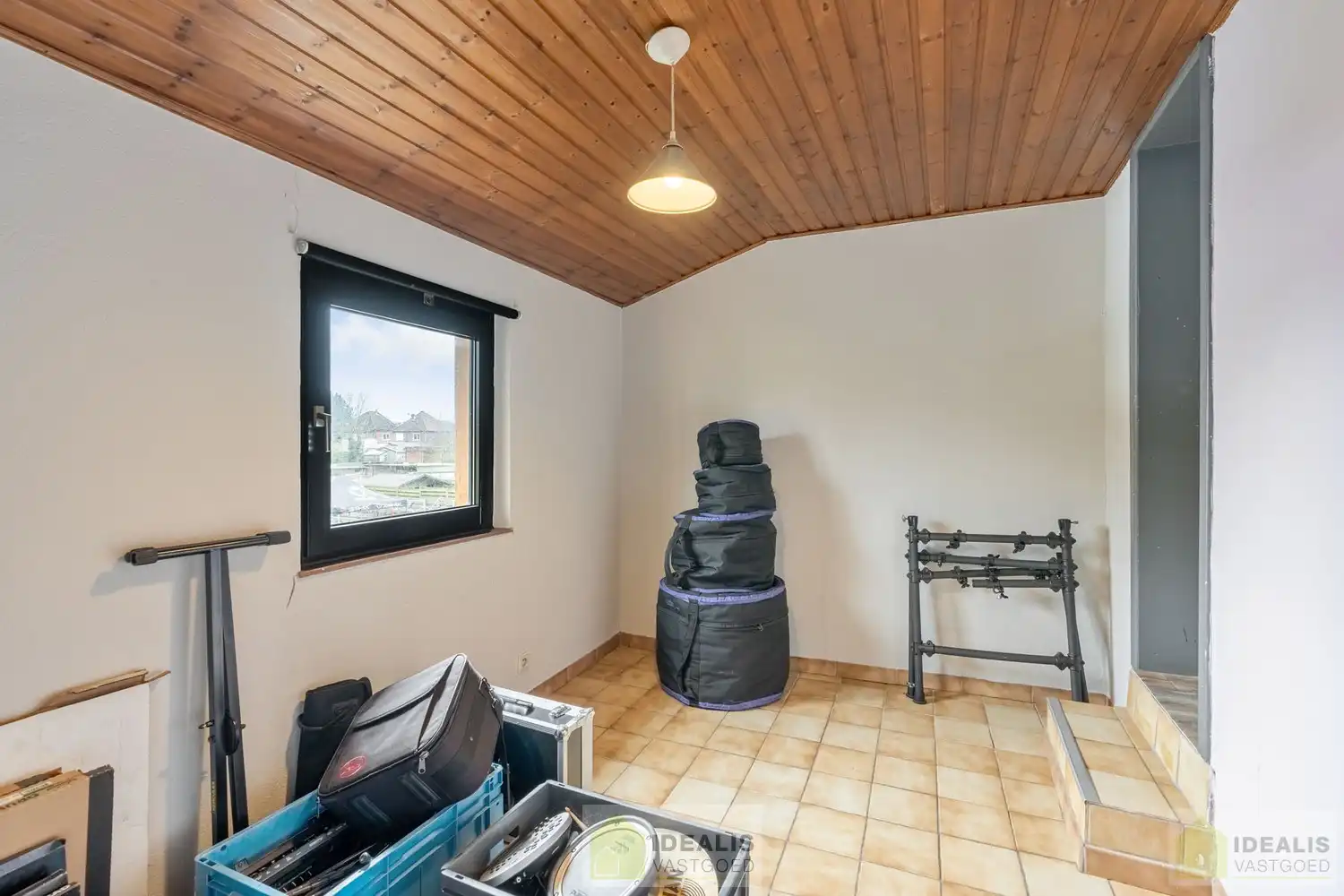 IDEALIS VASTGOED – CHARMANTE EENGEZINSWONING TE WIJCHMAAL, PEER! Deze woning omvat ca. 102m² bewoonbare oppervlakte op een perceel van 2a24ca met op het gelijkvloers inkomhal, bureau, woonkamer, keuken, toilet en berging. Op de verdieping 2 slaapkamers, dressing (mogelijkheid tot 3de slaapkamer in dressing) en badkamer. Uiterst geschikt voor kandidaten op zoek naar een betaalbare woning. foto 13