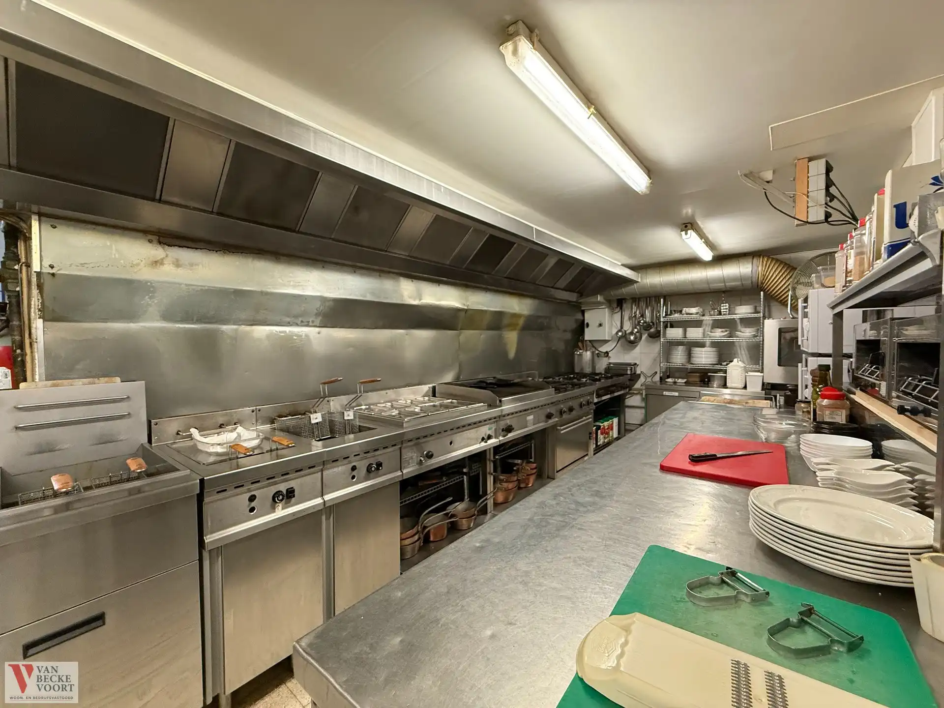 Handelsgelijkvloers 197m² + kelder foto 16