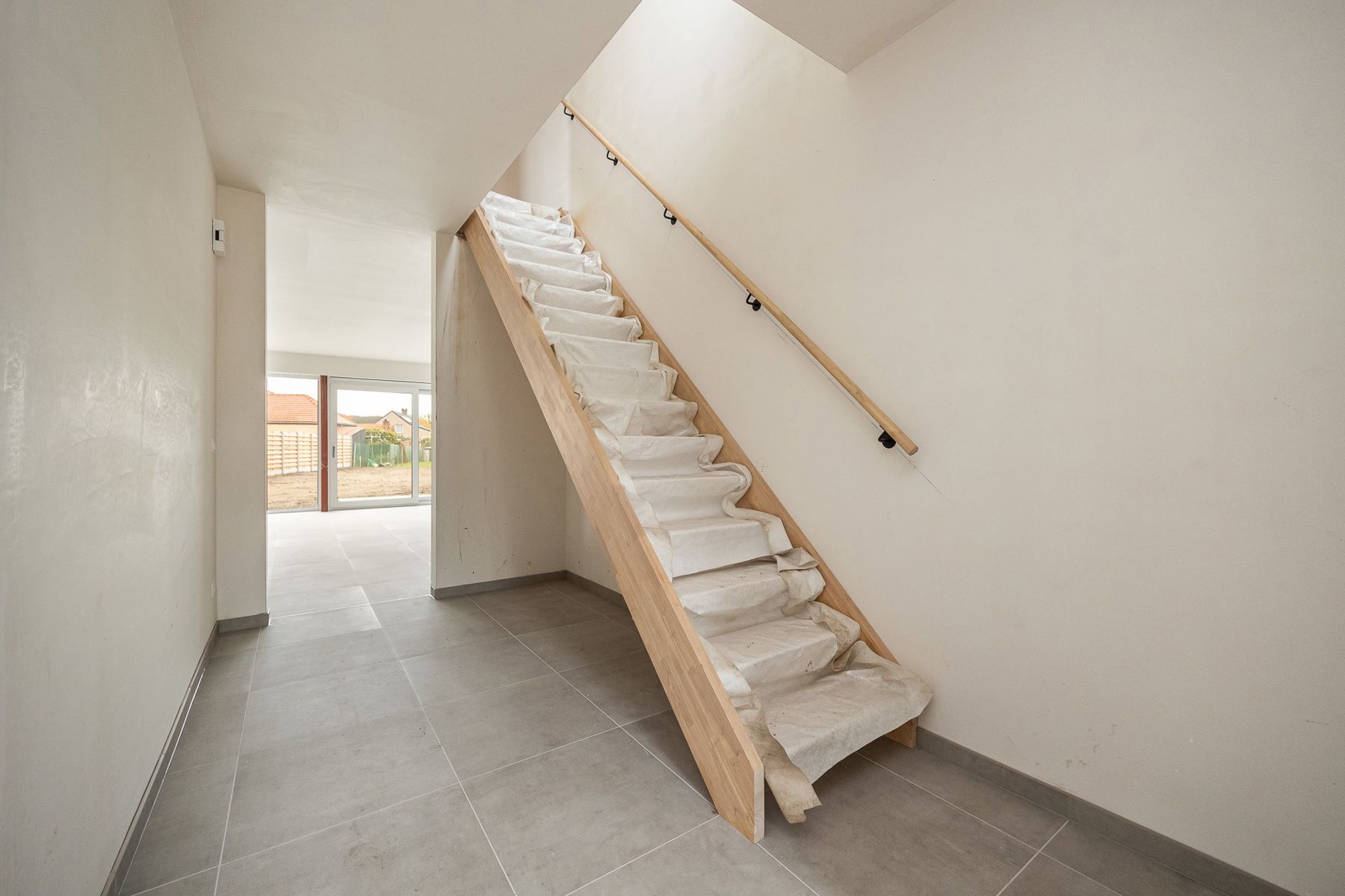 Halfopen woning met 3 slaapkamers en inpandige garage op perceel van ca 505 m² foto 3