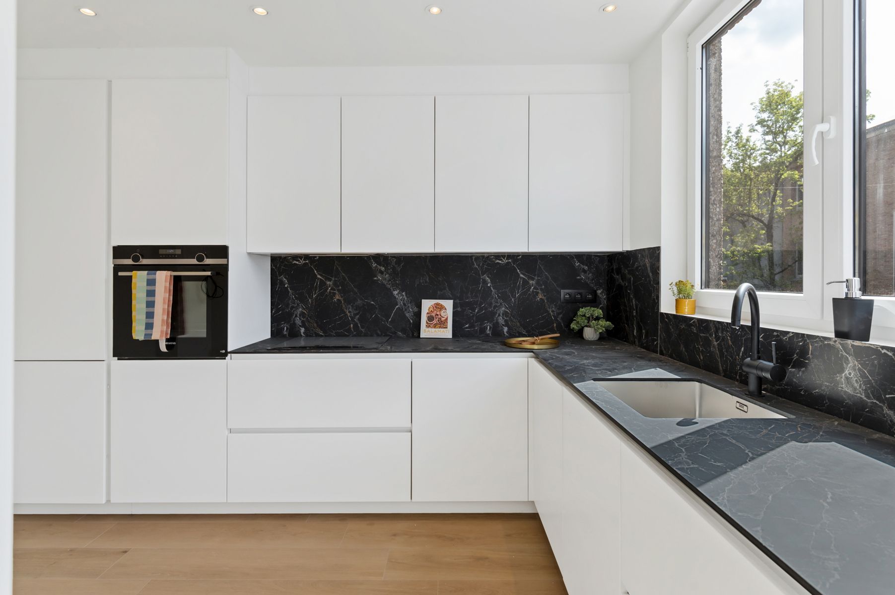 Gerenoveerd appartement met drie slaapkamers in centrum foto {{pictureIndex}}