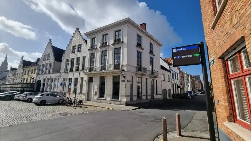 Ruim en comfortabel 3-slaapkamerappartement met GARAGE te huur in Brugge foto {{pictureIndex}}