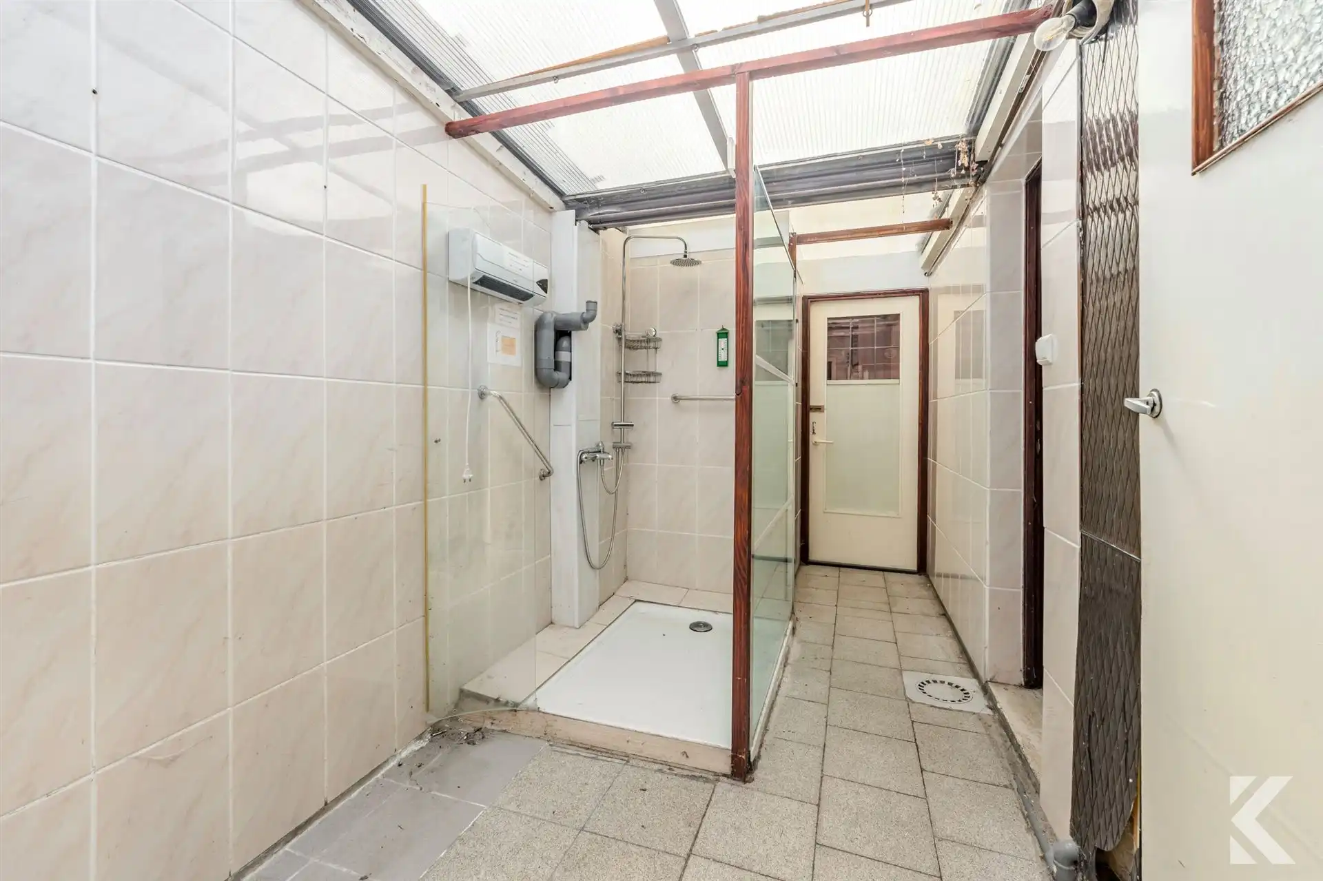 Te renoveren woning met veel potentieel en ruime zolder foto 7