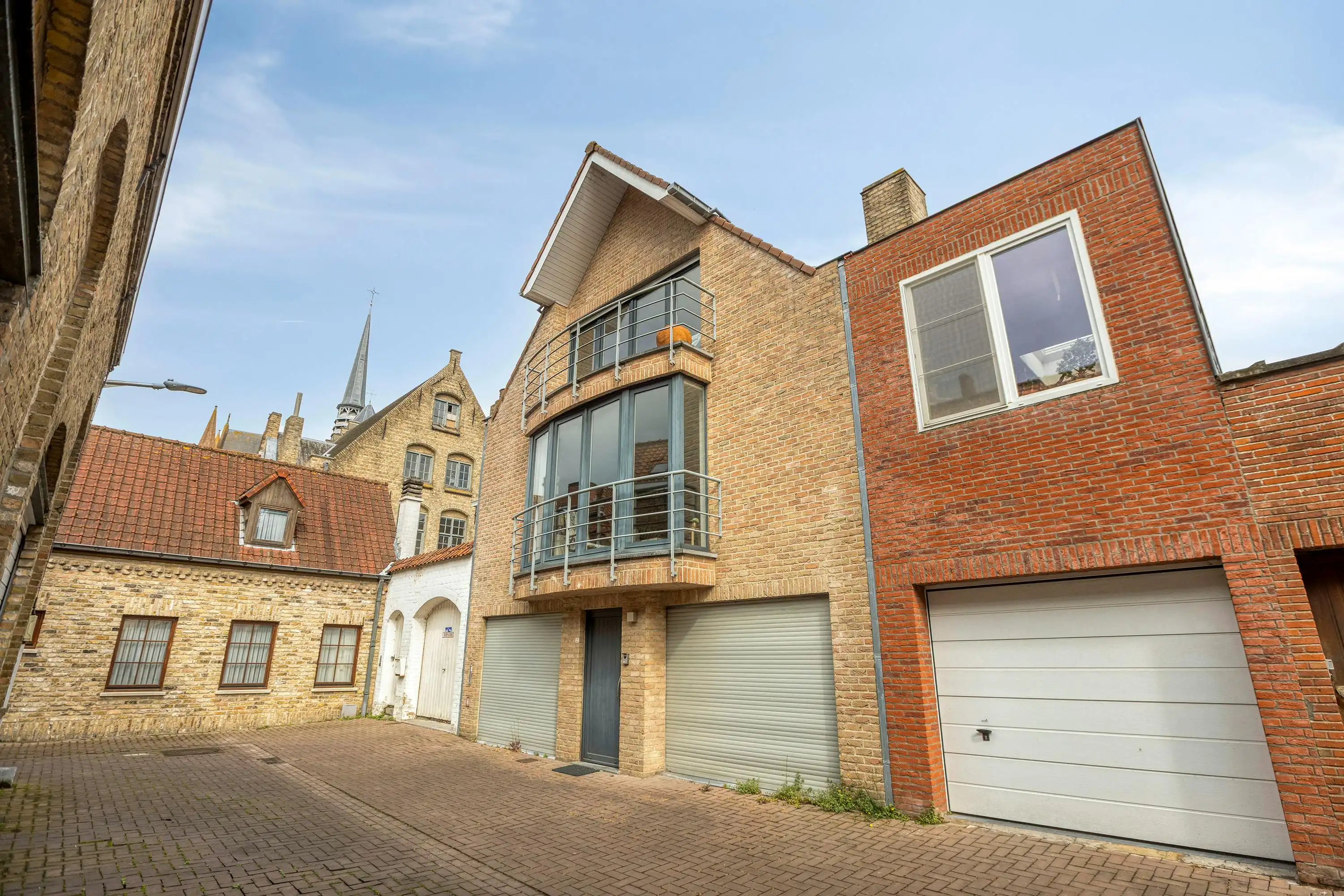 Ruime woning met 2 garages en lift in centrum Veurne foto 27