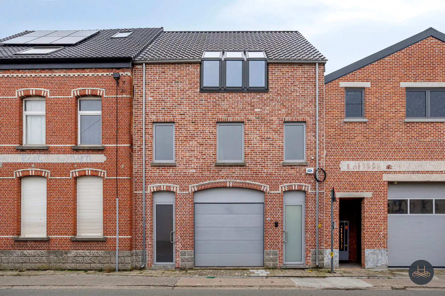 Uniek pand met ruime loods en instapklare woning foto {{pictureIndex}}