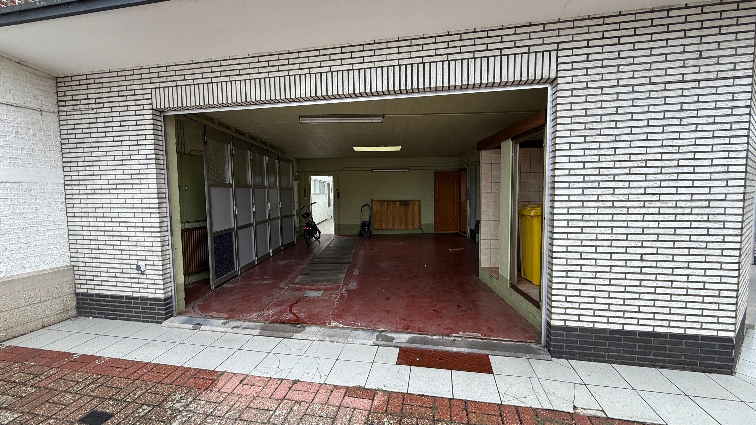 Goedgelegen woning met handelsruimte foto 9