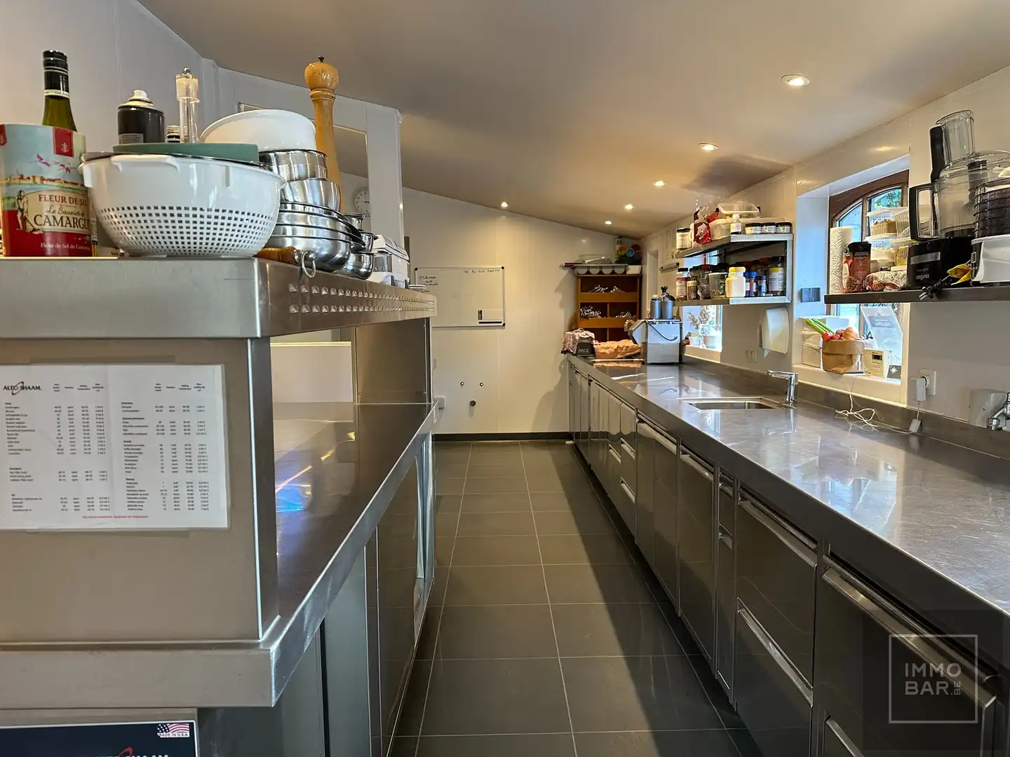 Veelzijdig handelspand met woonst en uitstekende bereikbaarheid foto 12