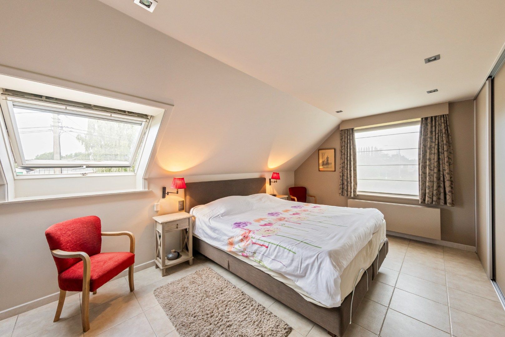 Tijdloze, instapklare, ruime villa met 4 slaapkamers foto 5
