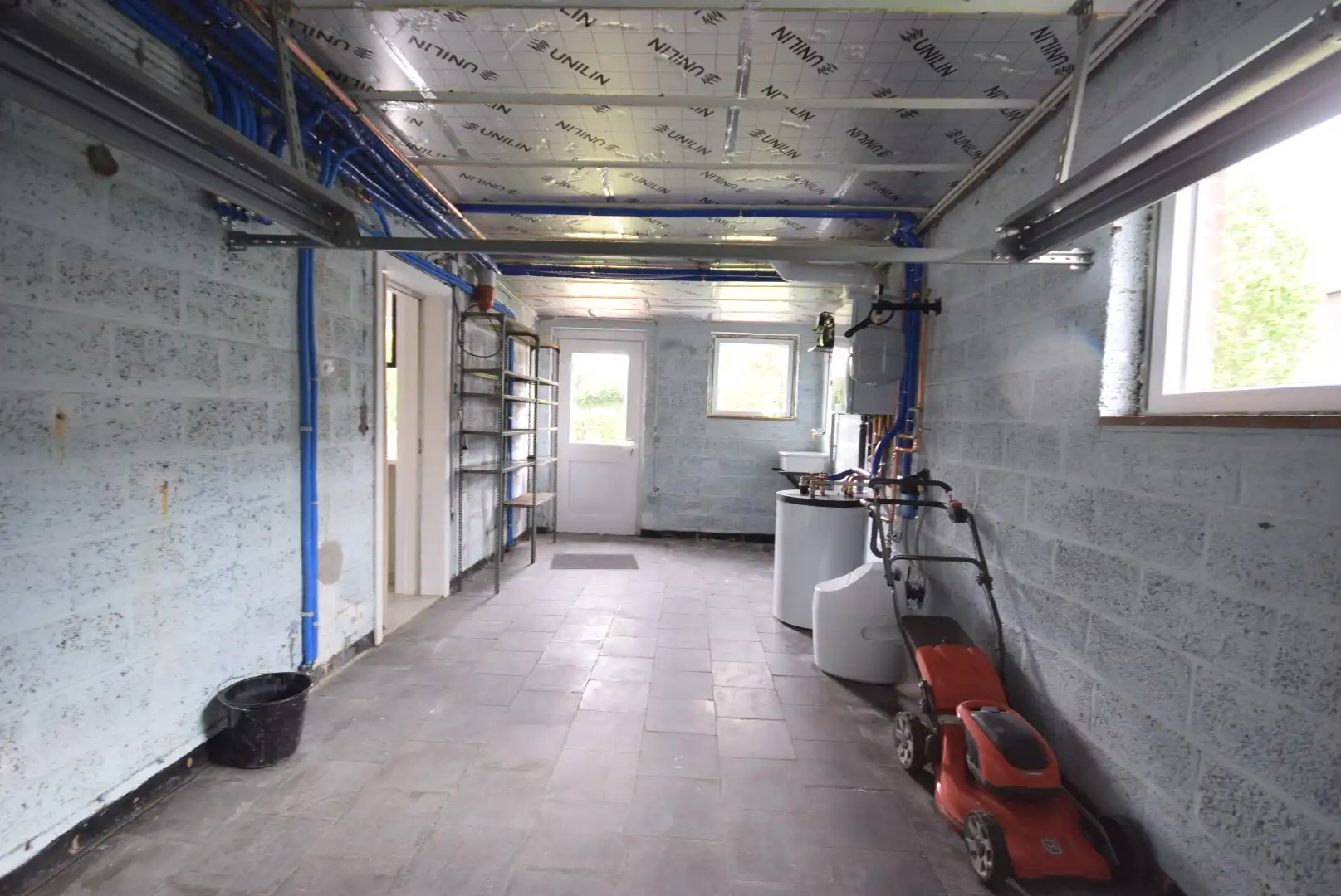 Ruime halfopen woning met grote tuin op toplocatie in Roeselare foto 12