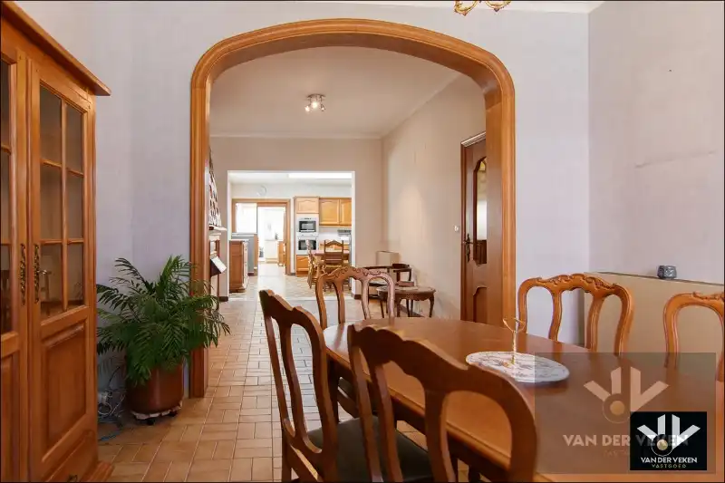 Ruime en goed gelegen te moderniseren rijwoning met gezellige binnekoer, garage en/of atelier foto 4