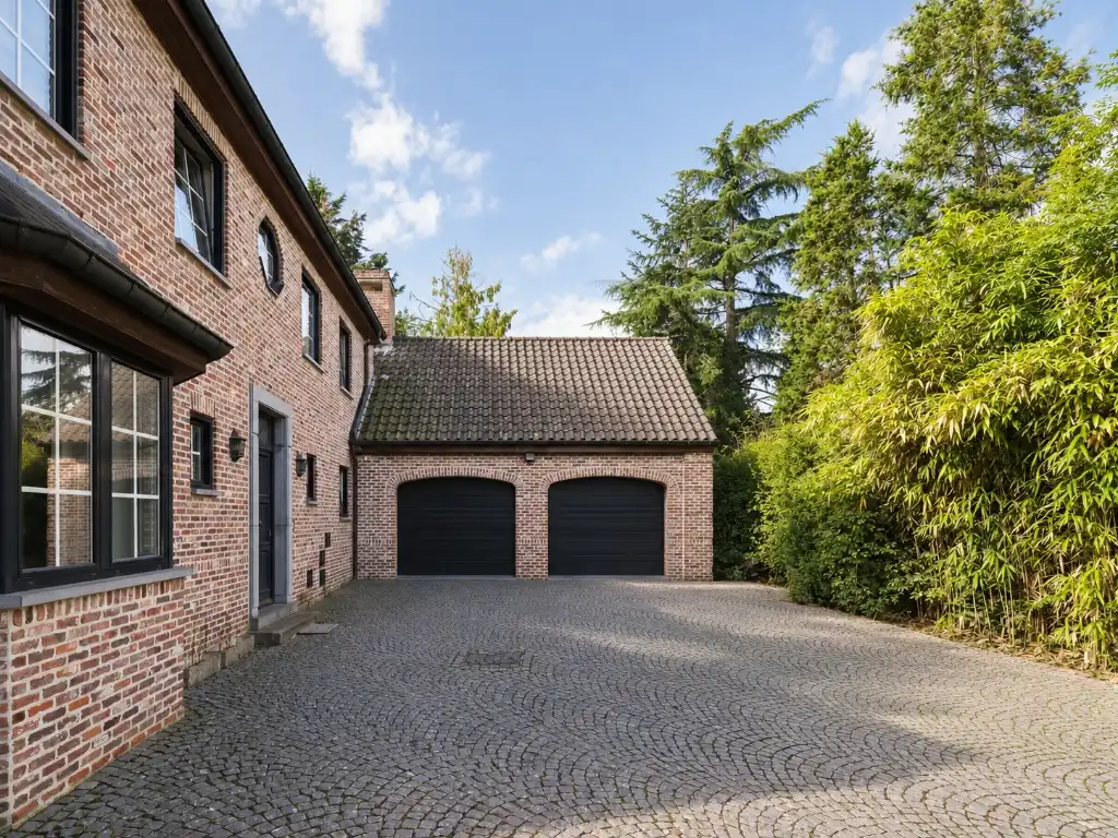 Vrijstaande villa (BJ 2001) met onder meer 6 slaapkamers, 2 badkamers en een dubbele inpandige garage foto 6